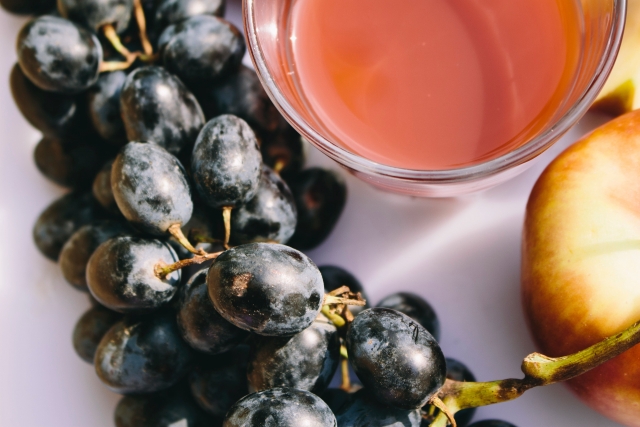 果物と酵素ジュースの画像