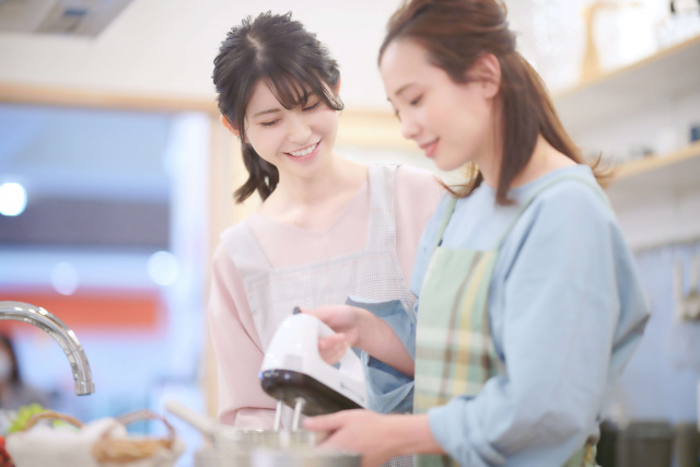 料理をしている女性2人の画像