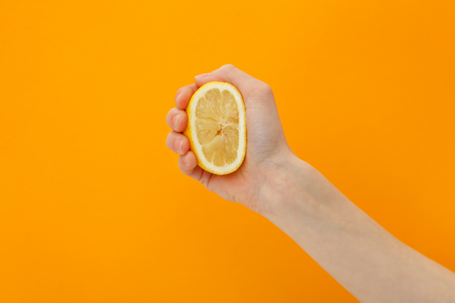 レモンを絞る手の画像